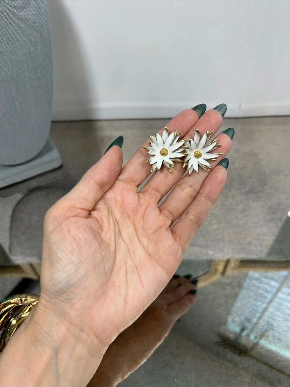 Vintage Marvella Gold-Tone White Daisy Clip-On Earrings - Women Jewelry
